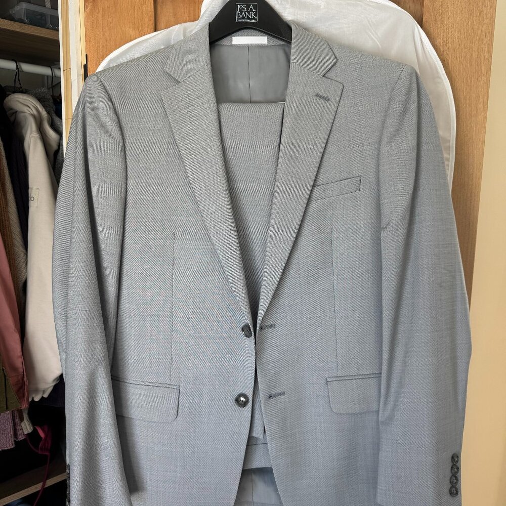 Like-New Calvin Klein Slim Fit Suit, Jacket 40R and 32x32 pant